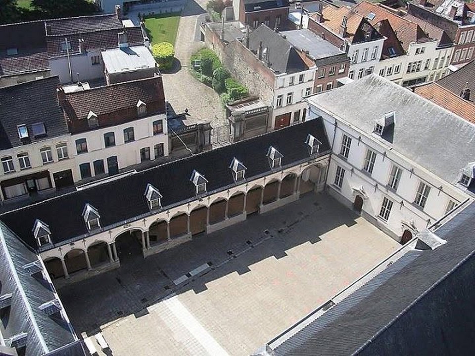 Cour De Lathenee